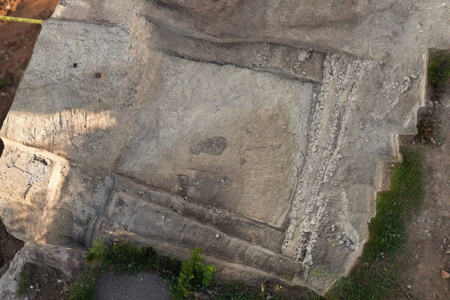 Archäologische Entdeckung: Mittelalterliche Wehranlage bei Saint-Georges-de-Didonne freigelegt