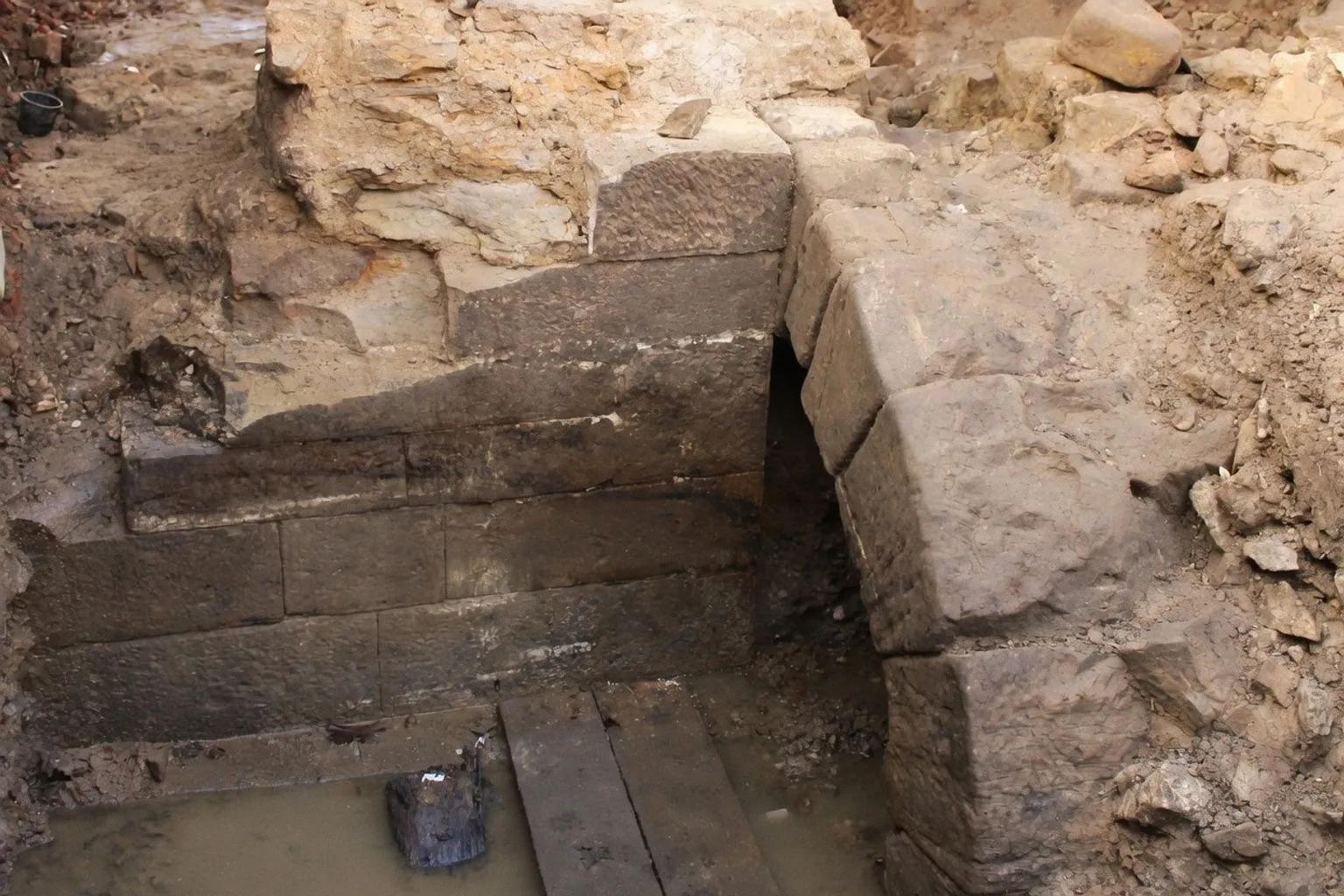 Archäologische Entdeckungen in Bayeux: Mittelalterliche Handwerksviertel und Gräberfelder