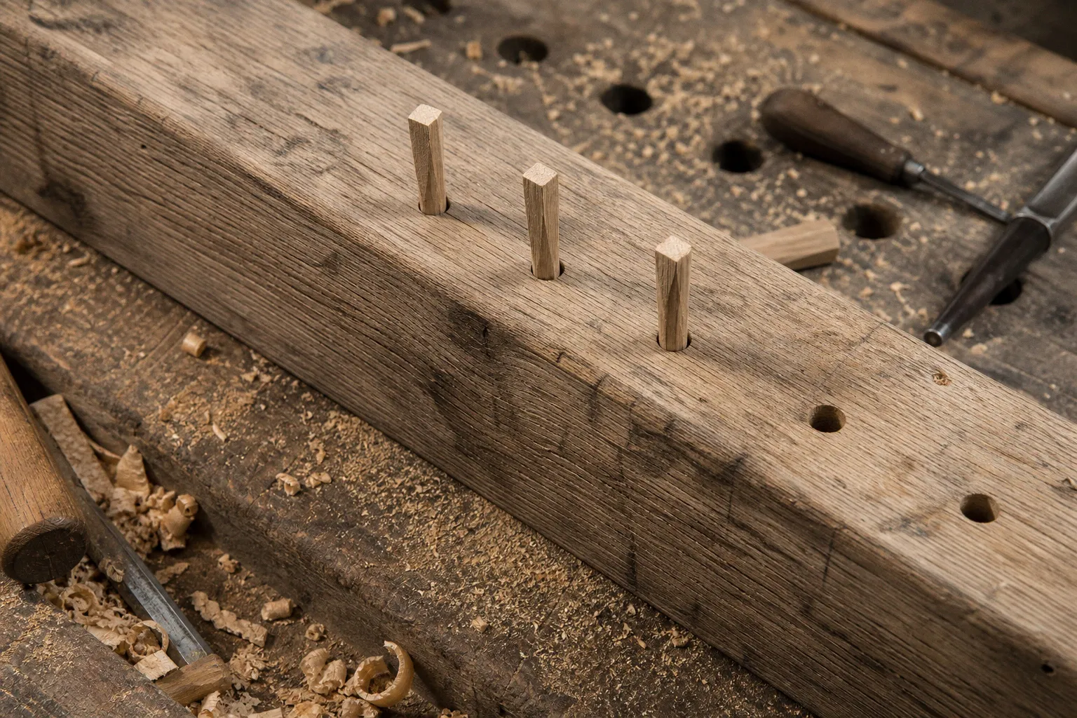 Holznägel für den Fachwerkbau: Spalten oder Schnitzen?
