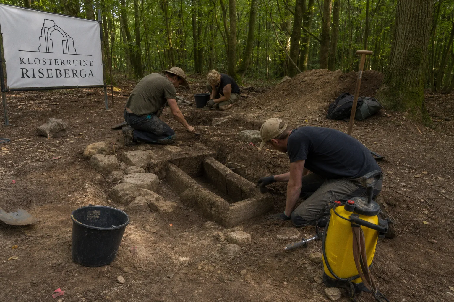 Mittelalterliches Steinkistengrab an der Klosterruine Riseberga freigelegt