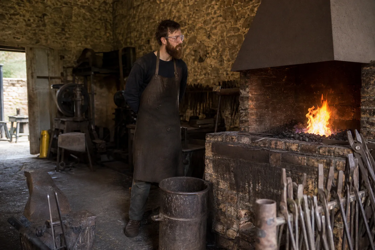 Schmiede aus Shropshire fertigen Wikingeranker nach historischem Vorbild