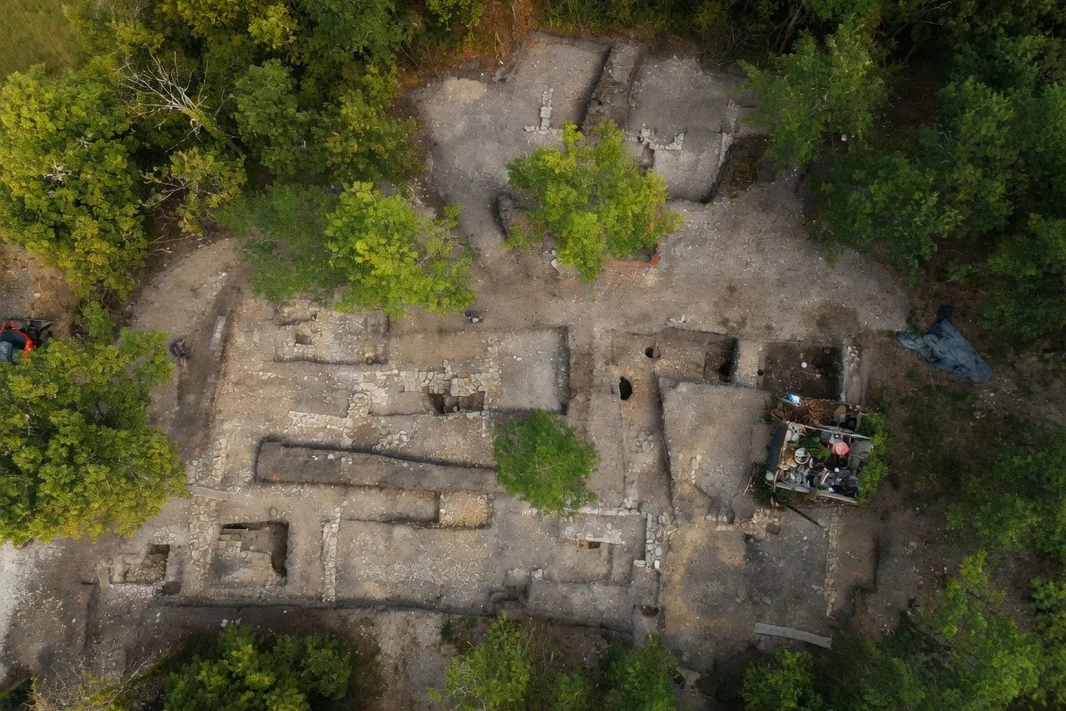 Archäologische Sensation: Mittelalterliche Siedlung unter Burg Guzmán entdeckt