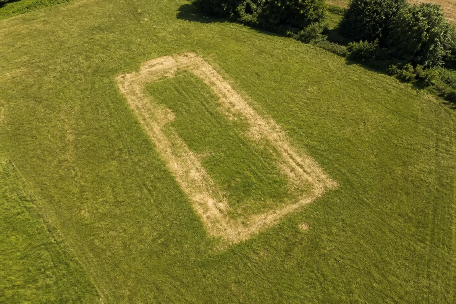 Spurensuche aus der Luft: Vom Satellitenbild zum Bodenfund